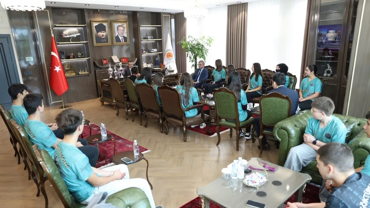 Dragon Bot Türkiye Şampiyonası'nda Derece alan Sporcular Başkan Doğan'ı Ziyaret Etti