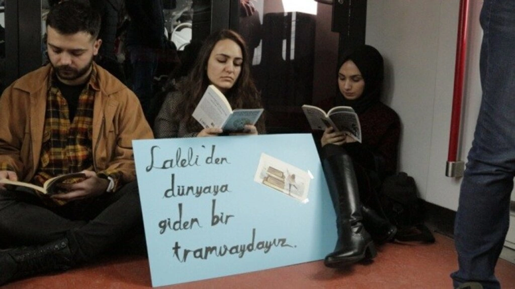 Bir Projem Var Topluluğu tramvayda kitap okuyarak yolculuk etti