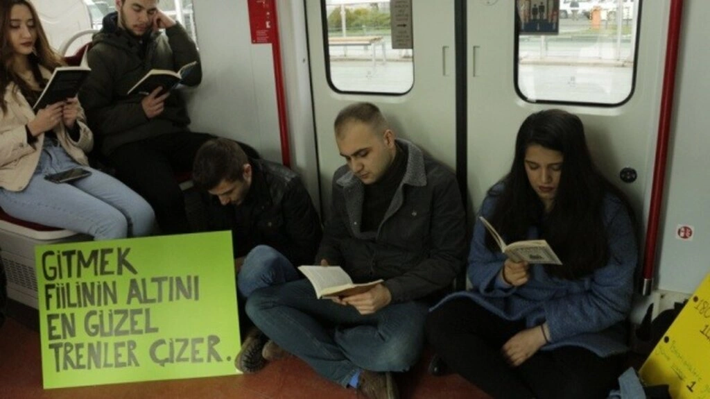 Bir Projem Var Topluluğu tramvayda kitap okuyarak yolculuk etti