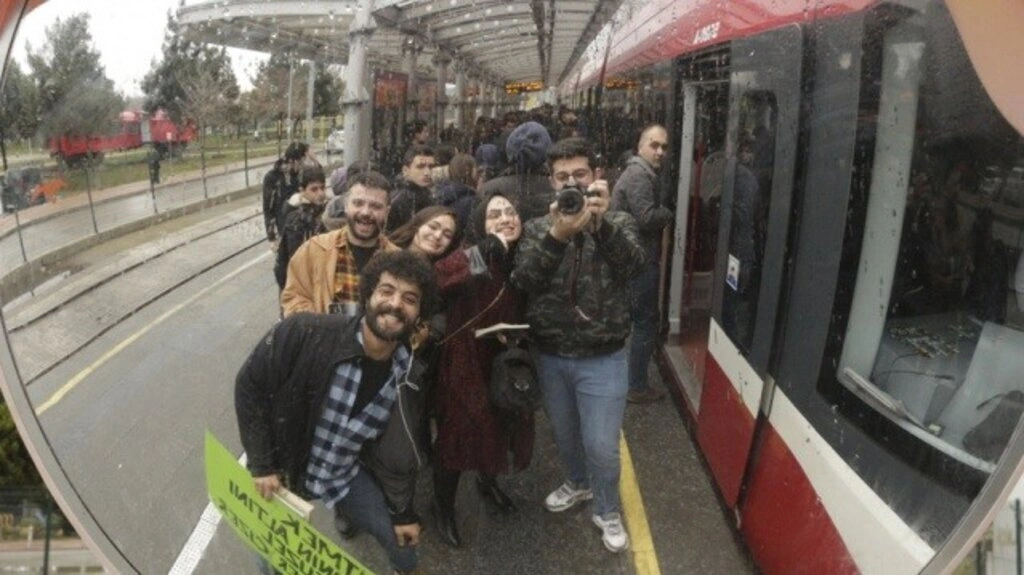 Bir Projem Var Topluluğu tramvayda kitap okuyarak yolculuk etti