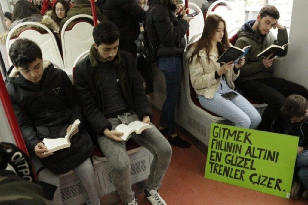 Bir Projem Var Topluluğu tramvayda kitap okuyarak yolculuk etti