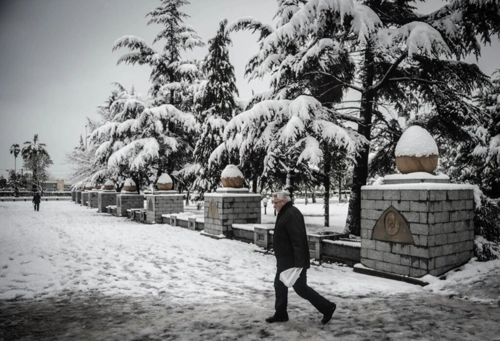 Samsun genelinde dünden itibaren yeniden etkisini gösteren kar yağışı aralıklarla devam ediyor.
