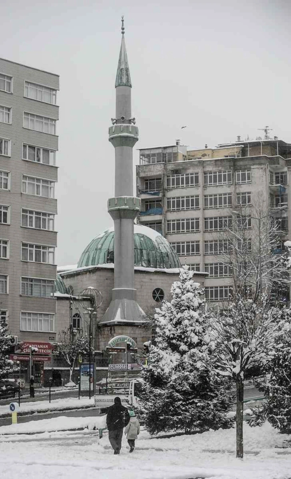 Samsun genelinde dünden itibaren yeniden etkisini gösteren kar yağışı aralıklarla devam ediyor.