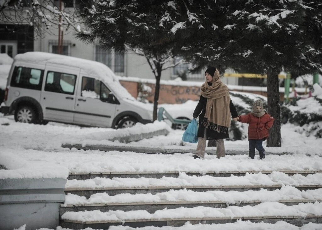 Samsun genelinde dünden itibaren yeniden etkisini gösteren kar yağışı aralıklarla devam ediyor.