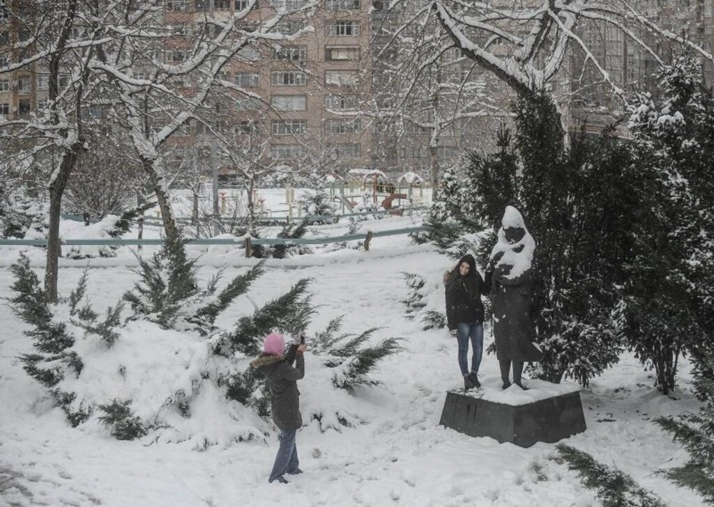 Samsun genelinde dünden itibaren yeniden etkisini gösteren kar yağışı aralıklarla devam ediyor.