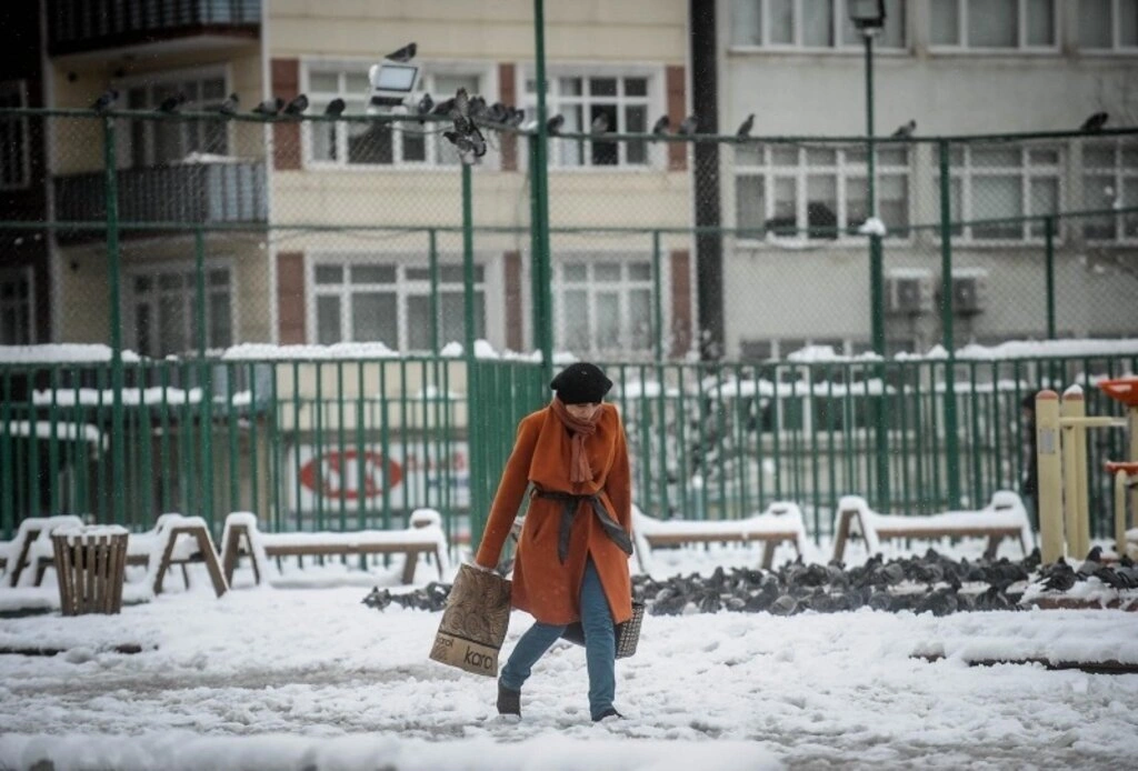 Samsun genelinde dünden itibaren yeniden etkisini gösteren kar yağışı aralıklarla devam ediyor.