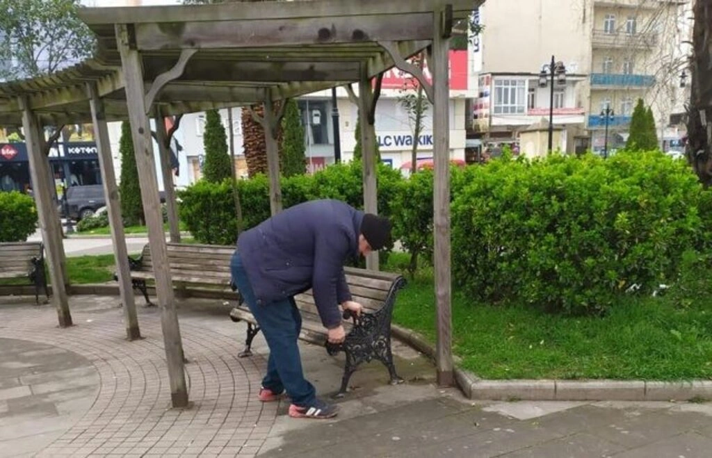 Çarşamba Belediyesi'nden koronavirüs önlemi, banklar kaldırıldı