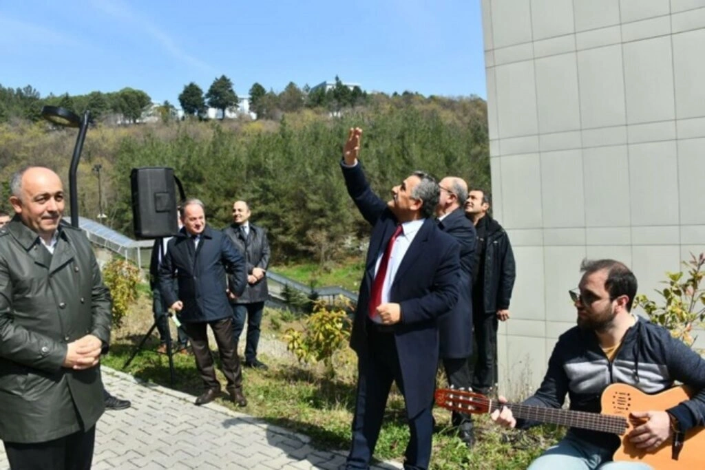 Samsun'da karantinadaki öğrencilere moral konseri