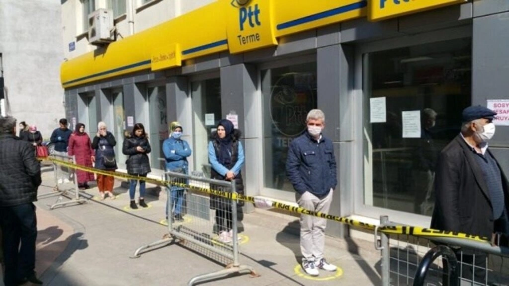 PTT Şubesi önlerine sosyal mesafe çizgileri yapıldı