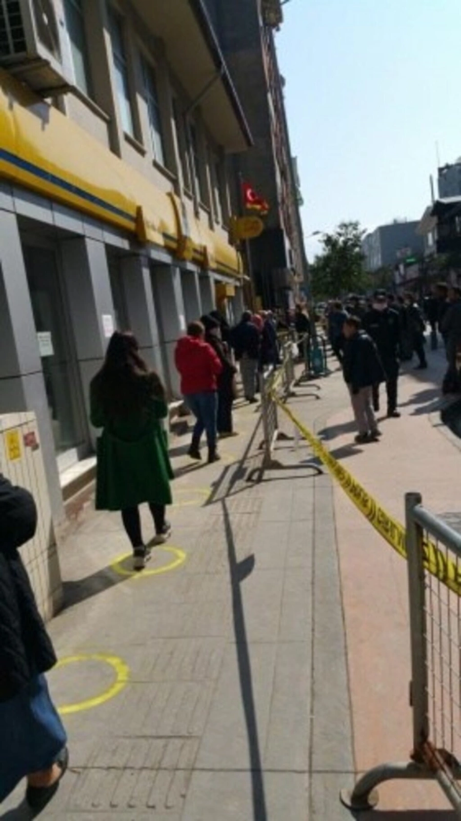 PTT Şubesi önlerine sosyal mesafe çizgileri yapıldı