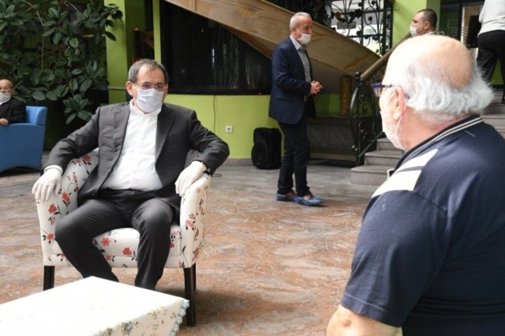 Başkan Mustafa Demir'den Huzurevi Yaşlı Bakım ve Rehabilitasyon Merkezi'ne ziyaret