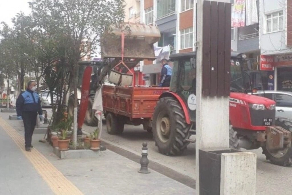 Tekkeköy Belediyesi ilçedeki oturma banklarını söktü