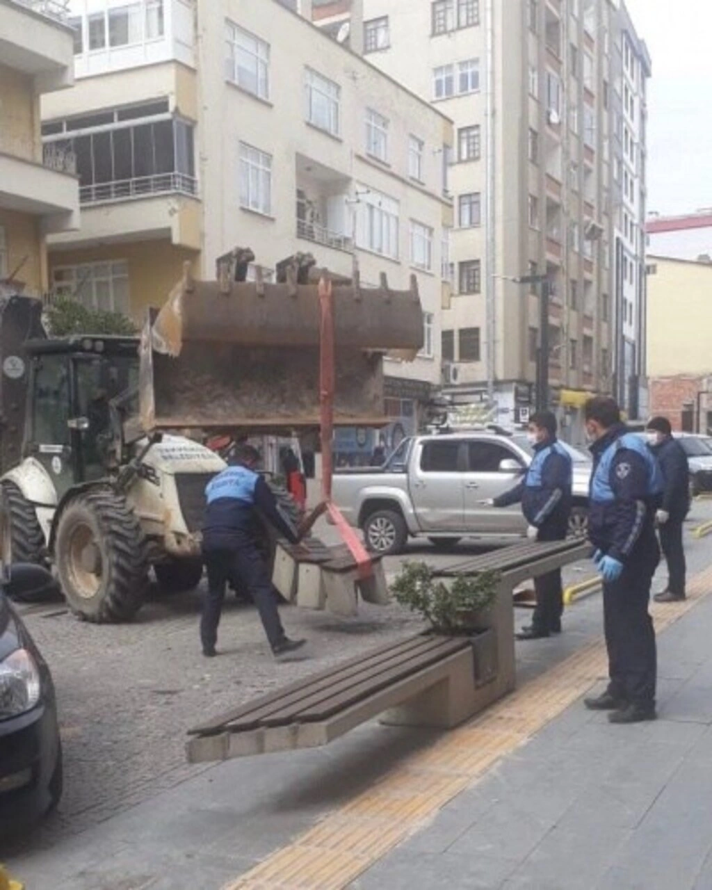 Tekkeköy Belediyesi ilçedeki oturma banklarını söktü