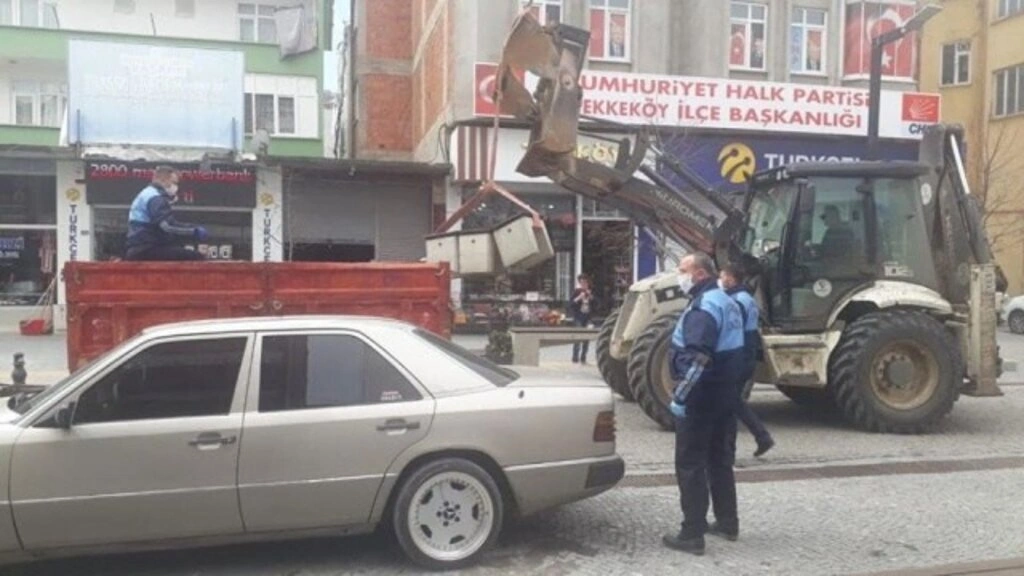 Tekkeköy Belediyesi ilçedeki oturma banklarını söktü