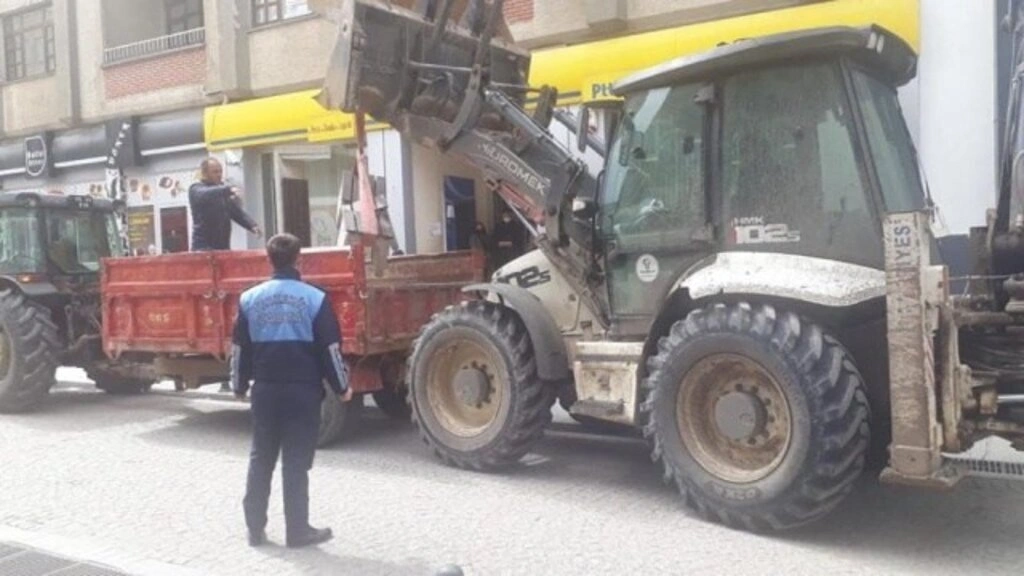 Tekkeköy Belediyesi ilçedeki oturma banklarını söktü