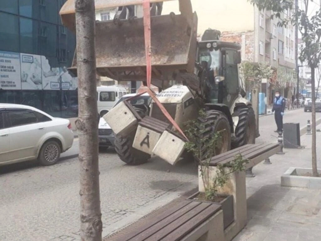 Tekkeköy Belediyesi ilçedeki oturma banklarını söktü