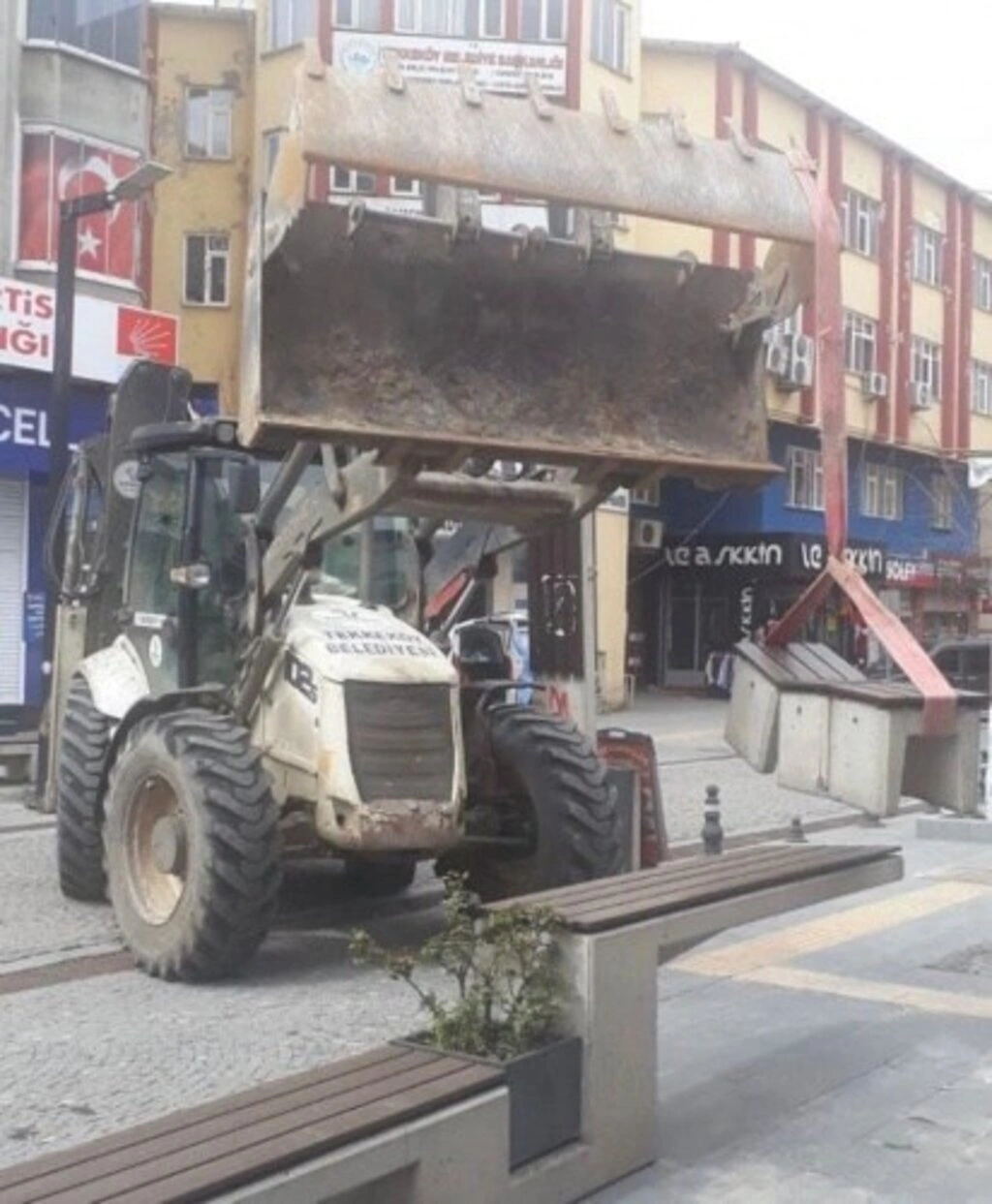 Tekkeköy Belediyesi ilçedeki oturma banklarını söktü