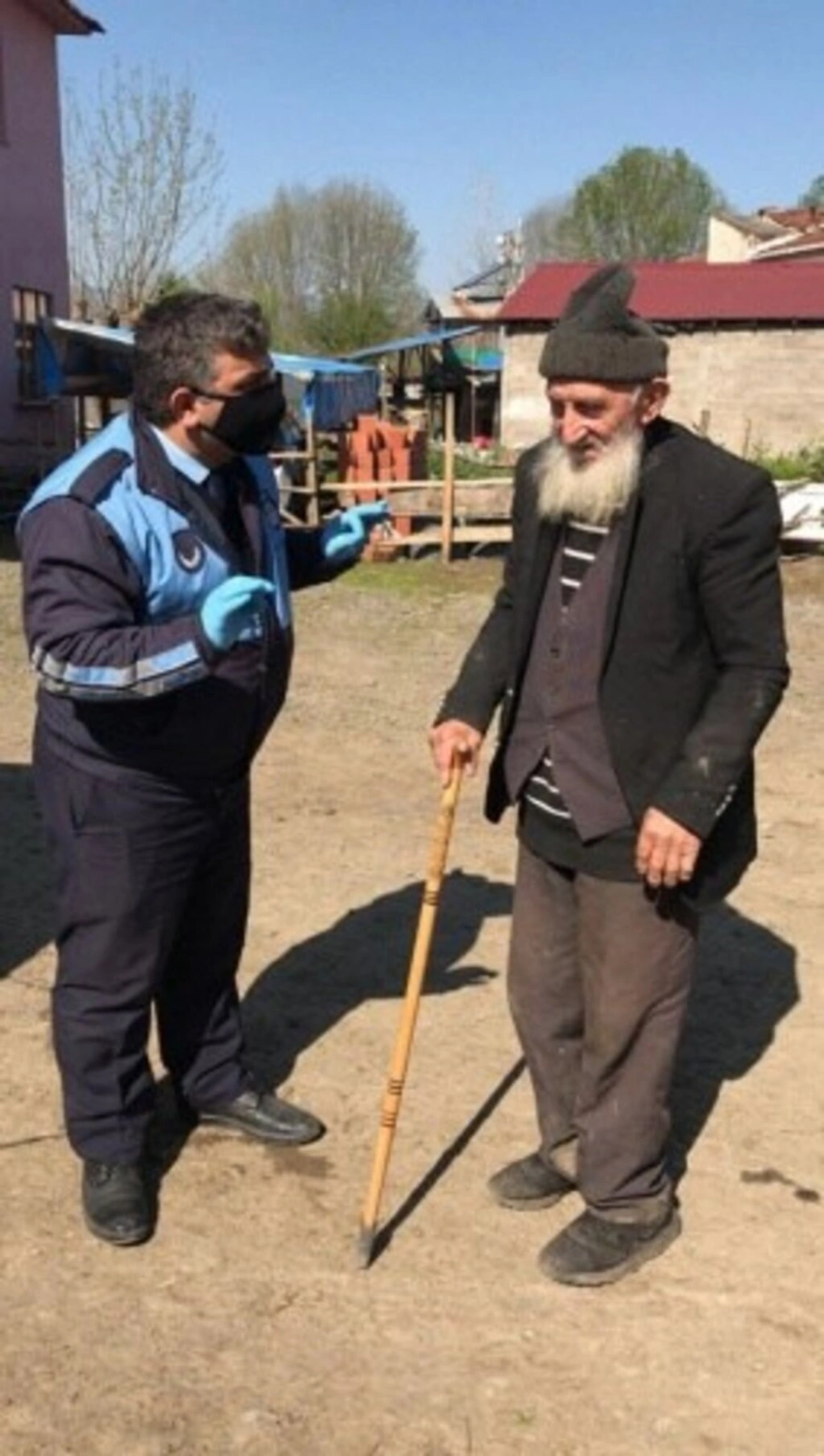 Tekkeköy merkezine inen yaşlı vatandaşı zabıta ekipleri evine bıraktı, kuralları hatırlattı