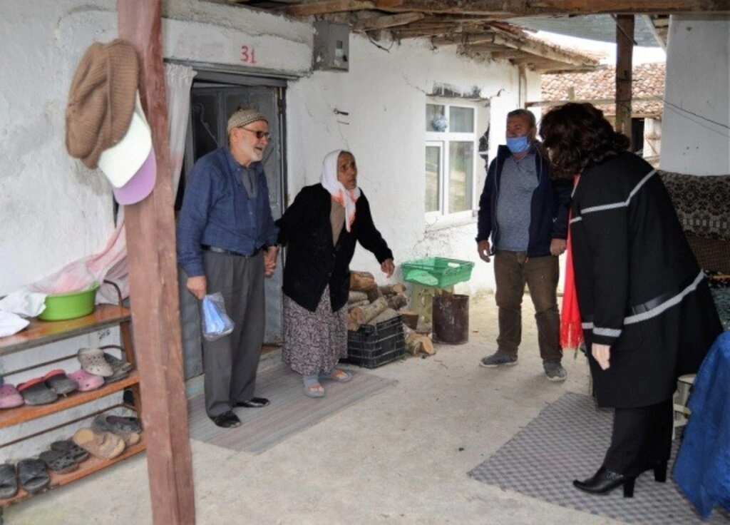 Başkan Özel, Yalnız Yaşayan Yaşlı Vatandaşları Ziyarete Devam Ediyor
