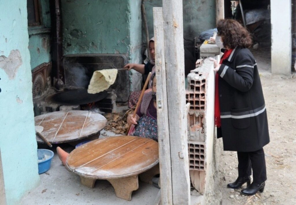 Başkan Özel, Yalnız Yaşayan Yaşlı Vatandaşları Ziyarete Devam Ediyor