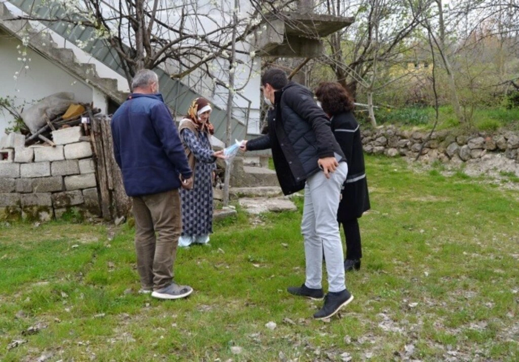 Başkan Özel, Yalnız Yaşayan Yaşlı Vatandaşları Ziyarete Devam Ediyor
