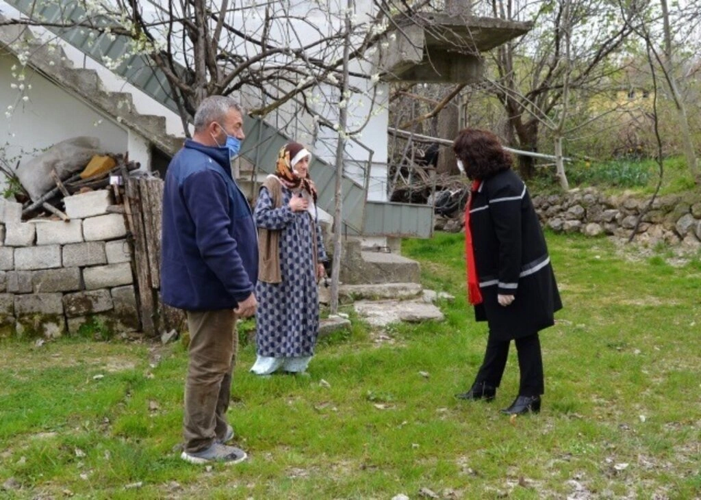 Başkan Özel, Yalnız Yaşayan Yaşlı Vatandaşları Ziyarete Devam Ediyor