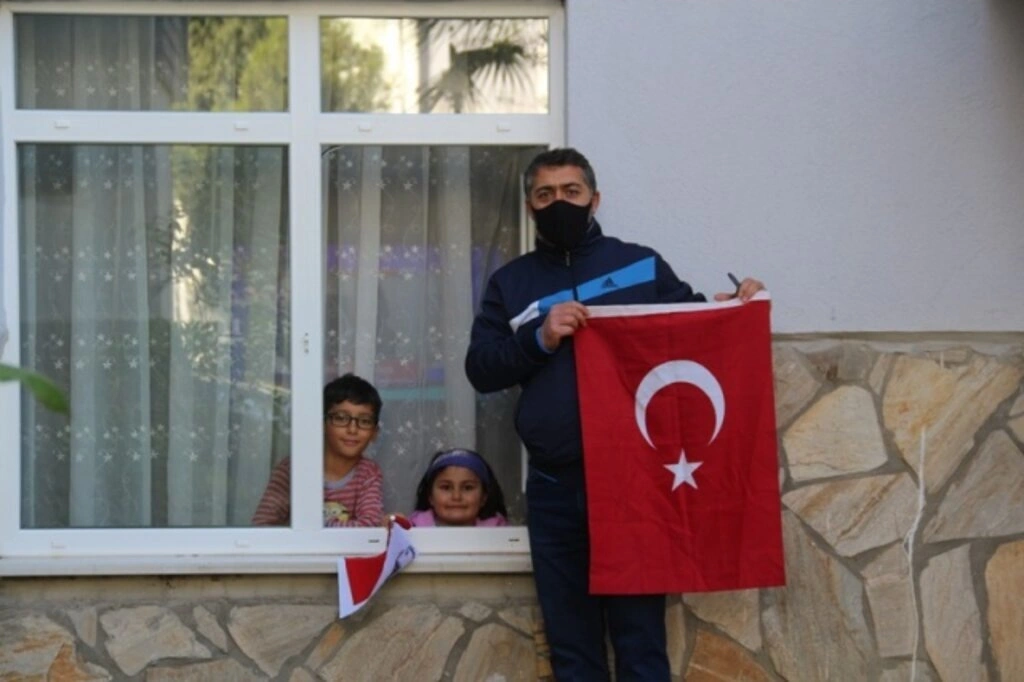 Atakum balkonlarında 23 Nisan coşkusu