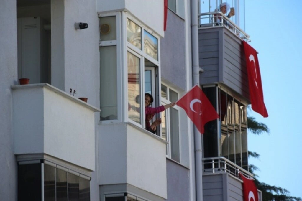 Atakum balkonlarında 23 Nisan coşkusu