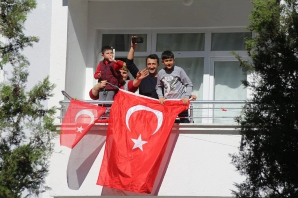 Atakum balkonlarında 23 Nisan coşkusu