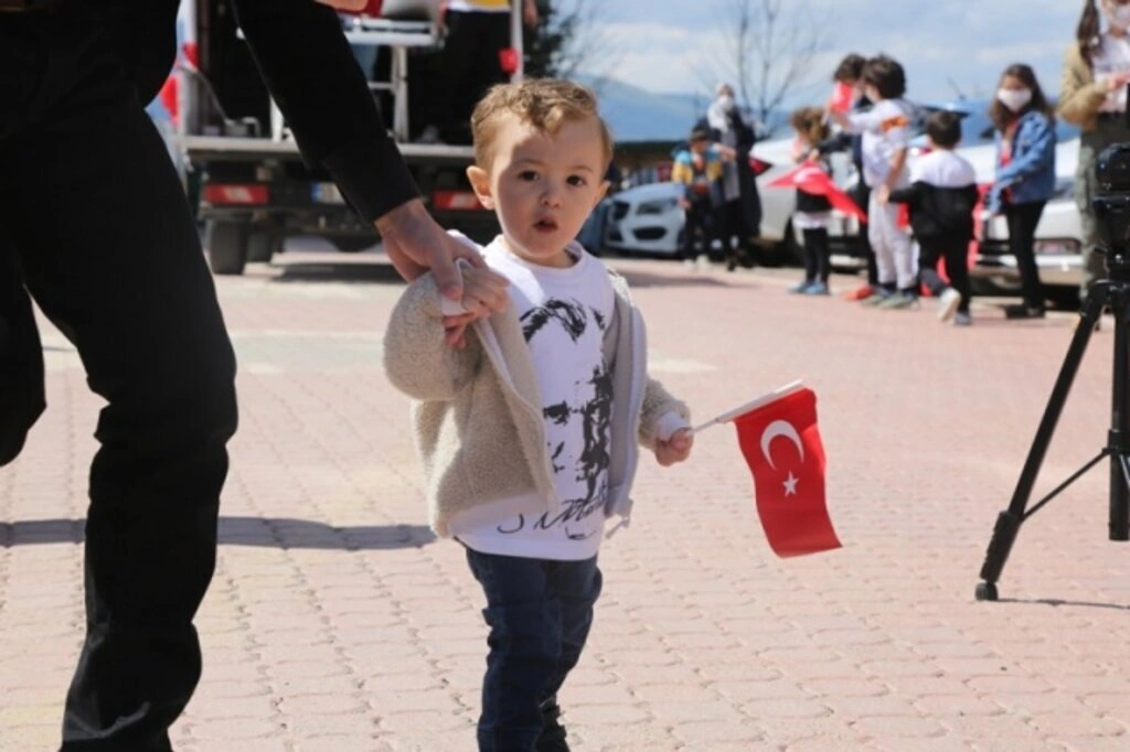 Atakum balkonlarında 23 Nisan coşkusu