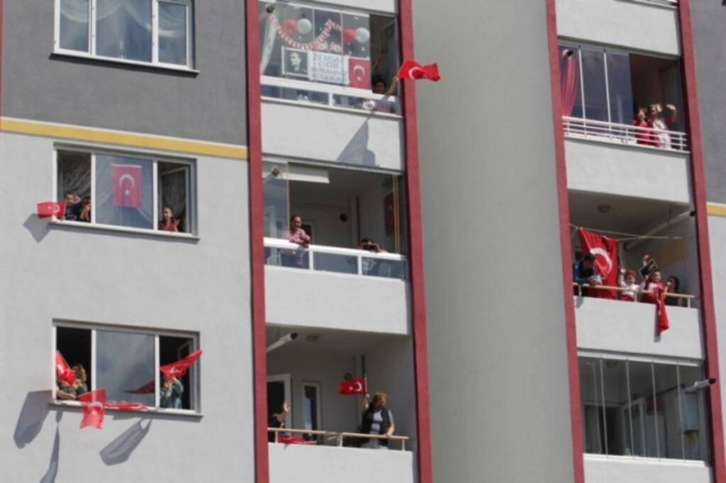 Atakum balkonlarında 23 Nisan coşkusu