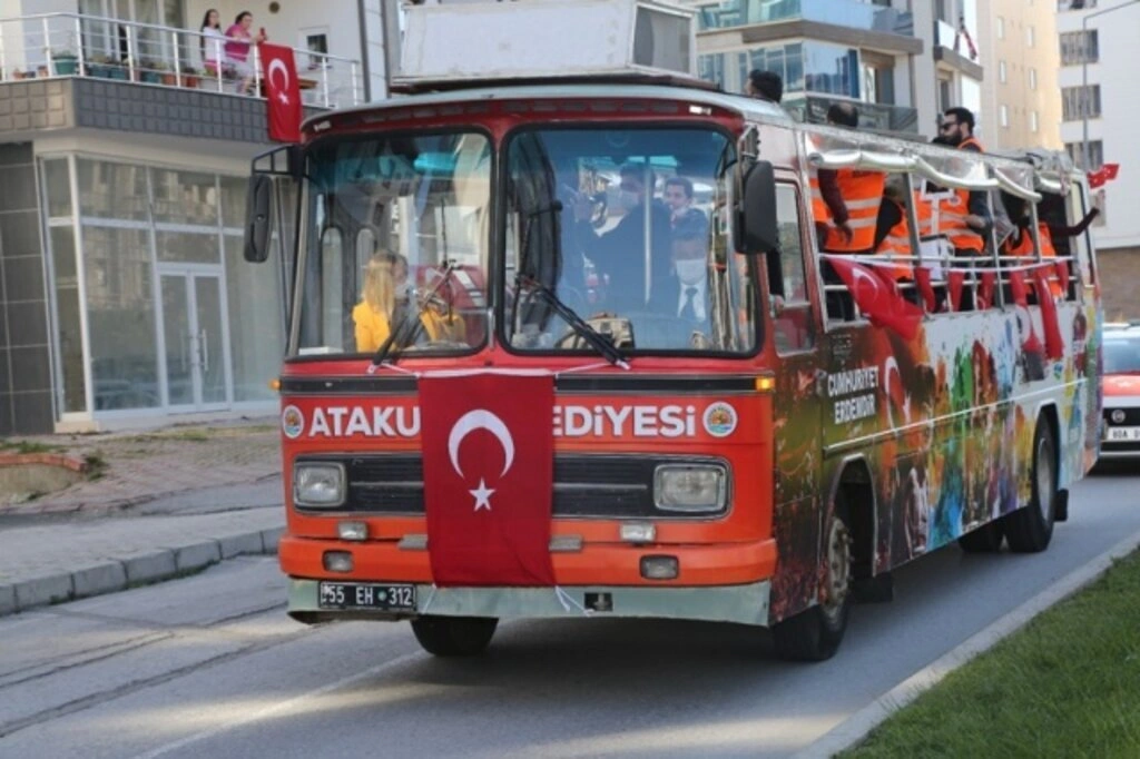 Atakum balkonlarında 23 Nisan coşkusu