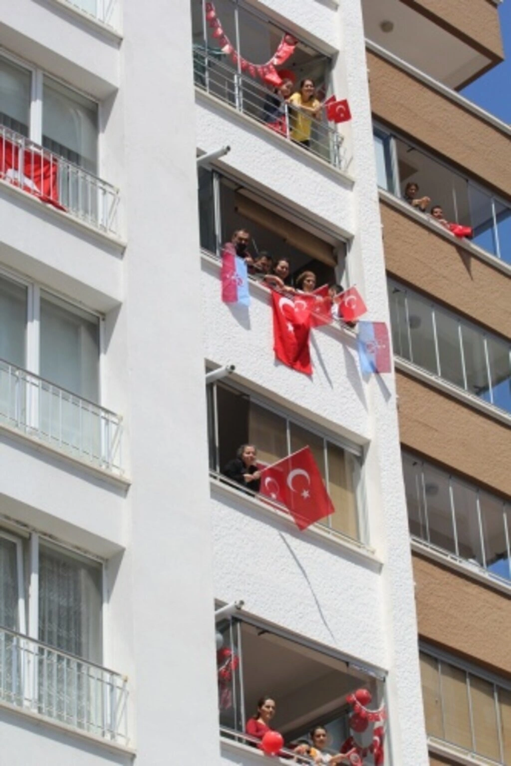 Atakum balkonlarında 23 Nisan coşkusu