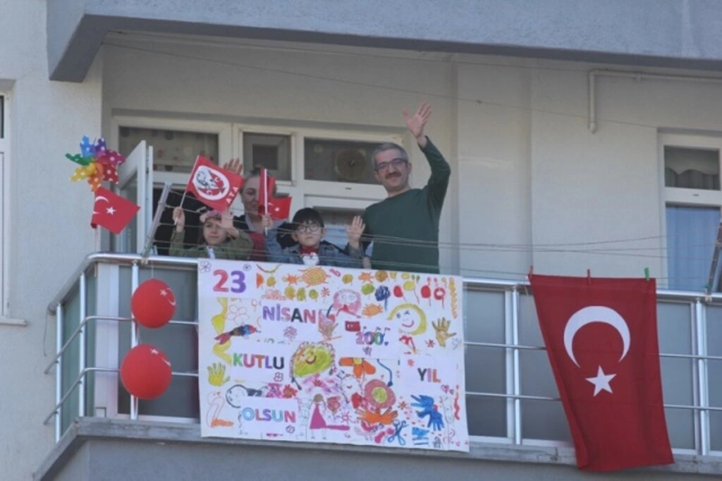 Atakum balkonlarında 23 Nisan coşkusu