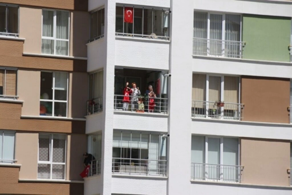 Atakum balkonlarında 23 Nisan coşkusu