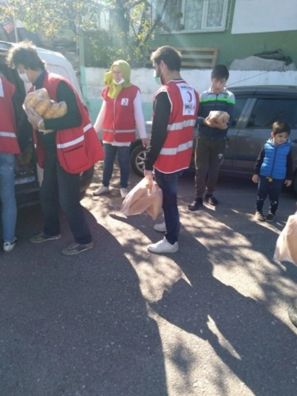 Türk Kızılayı Canik Şubesi ekmek dağıttı