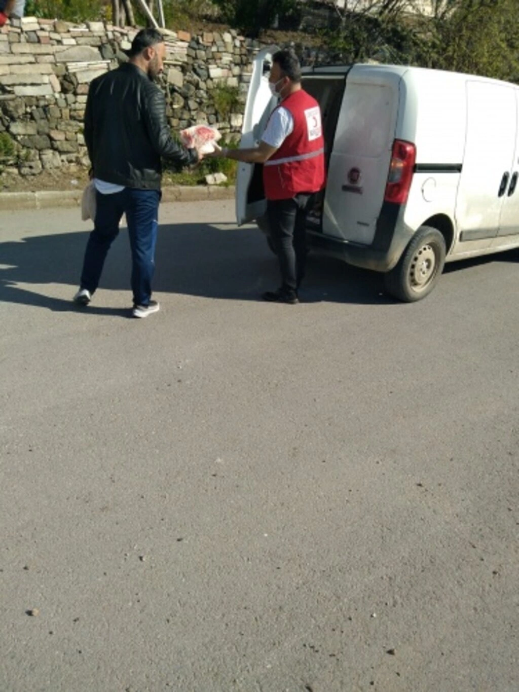 Türk Kızılayı Canik Şubesi ekmek dağıttı