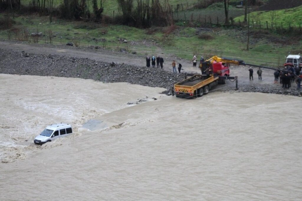 Çarşamba ilçesinde Abdal Irmağı üzerindeki beton yoldan karşıya geçmeye çalışan kamyonet, menfezlerin çökmesi sonucu su içinde mahsur kaldı.