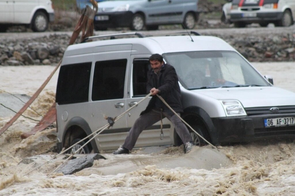 Çarşamba ilçesinde Abdal Irmağı üzerindeki beton yoldan karşıya geçmeye çalışan kamyonet, menfezlerin çökmesi sonucu su içinde mahsur kaldı.