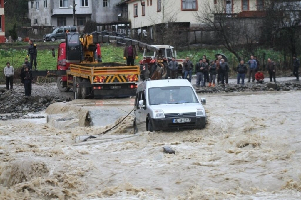 Çarşamba ilçesinde Abdal Irmağı üzerindeki beton yoldan karşıya geçmeye çalışan kamyonet, menfezlerin çökmesi sonucu su içinde mahsur kaldı.