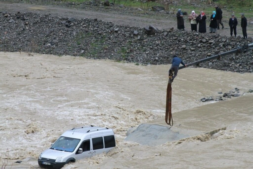 Çarşamba ilçesinde Abdal Irmağı üzerindeki beton yoldan karşıya geçmeye çalışan kamyonet, menfezlerin çökmesi sonucu su içinde mahsur kaldı.