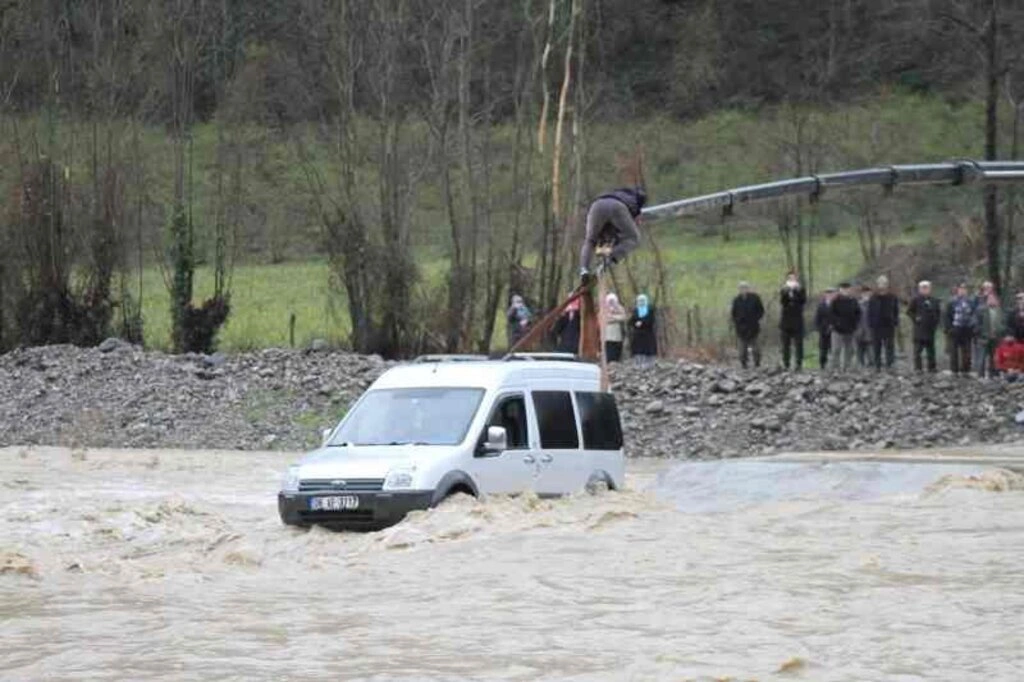 Çarşamba ilçesinde Abdal Irmağı üzerindeki beton yoldan karşıya geçmeye çalışan kamyonet, menfezlerin çökmesi sonucu su içinde mahsur kaldı.