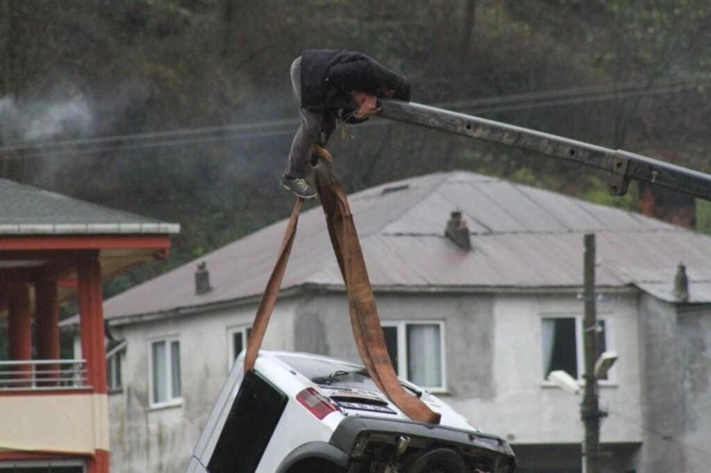 Çarşamba ilçesinde Abdal Irmağı üzerindeki beton yoldan karşıya geçmeye çalışan kamyonet, menfezlerin çökmesi sonucu su içinde mahsur kaldı.