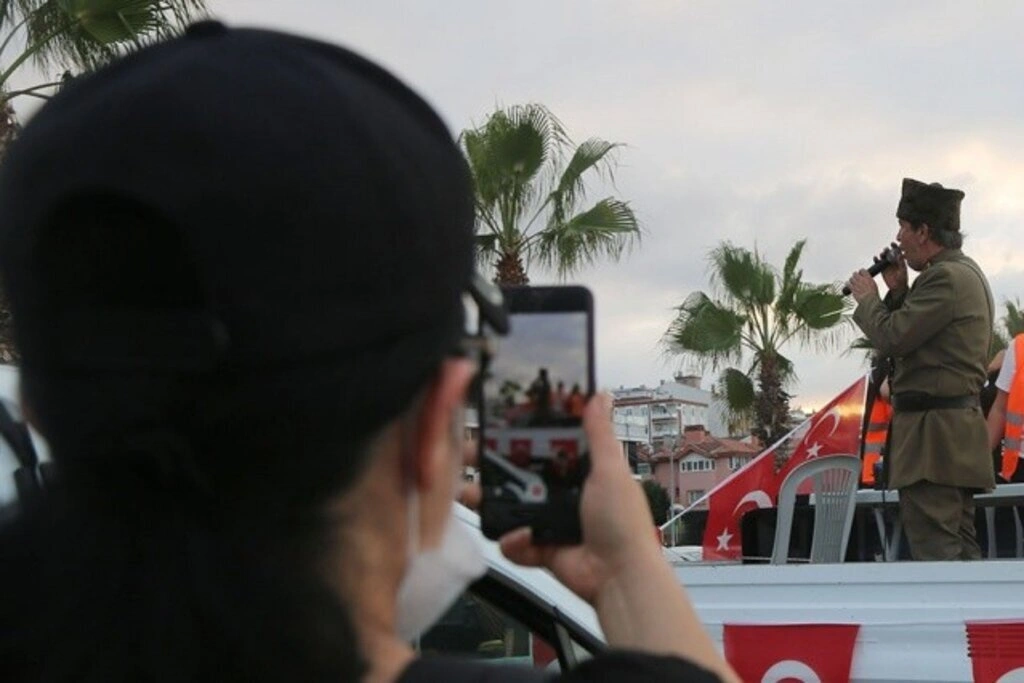 Atakum'da 30 Ağustos coşkusu, ilçe kırmızı-beyaza büründü
