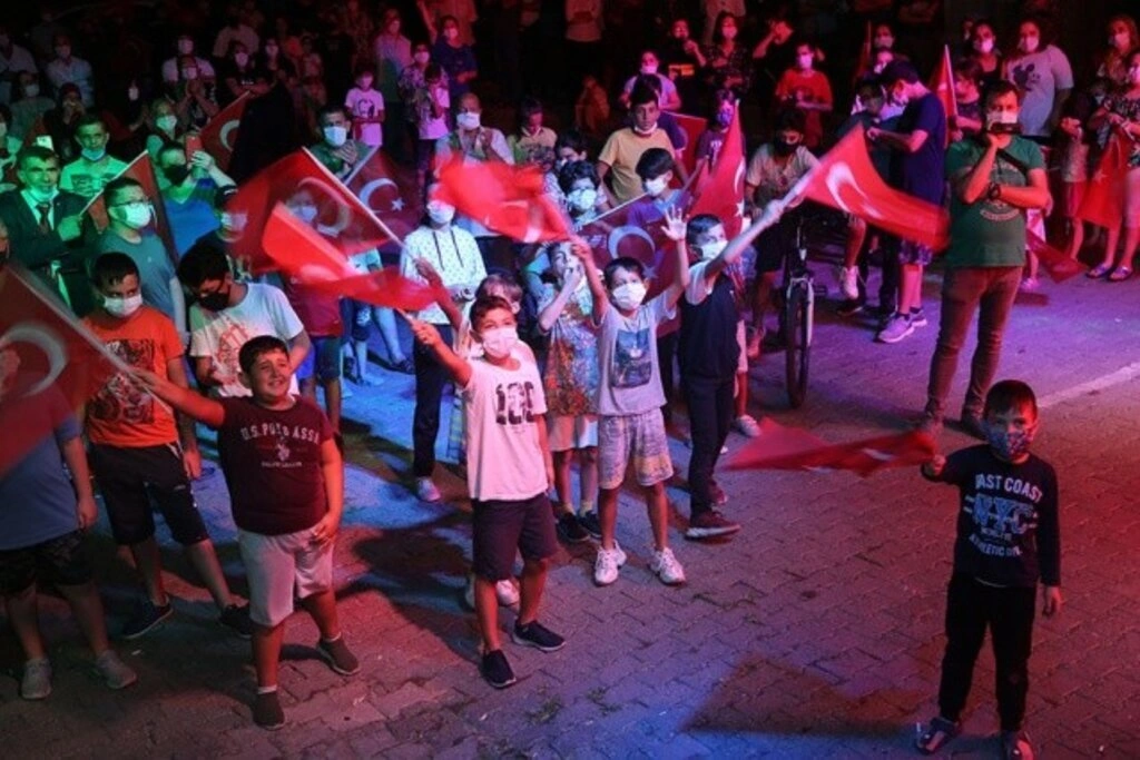 Atakum'da 30 Ağustos coşkusu, ilçe kırmızı-beyaza büründü