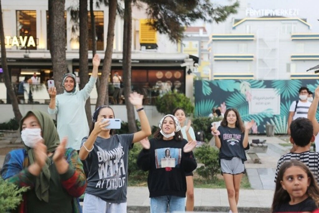 Atakum'da 30 Ağustos coşkusu, ilçe kırmızı-beyaza büründü