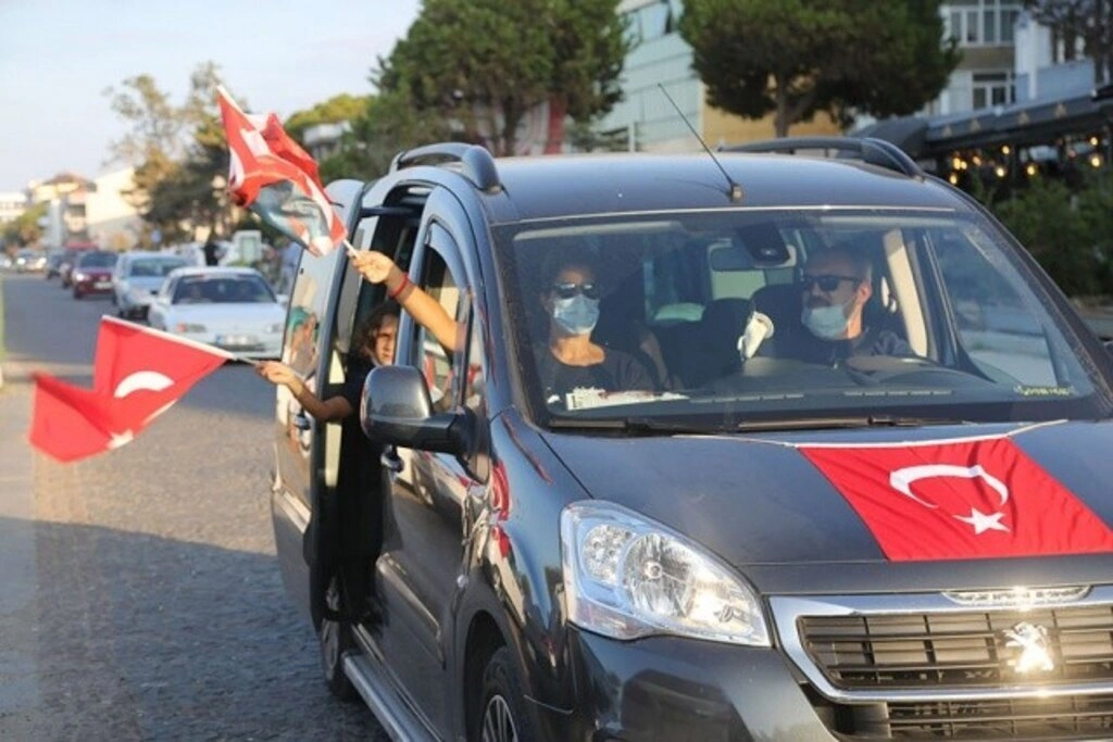 Atakum'da 30 Ağustos coşkusu, ilçe kırmızı-beyaza büründü