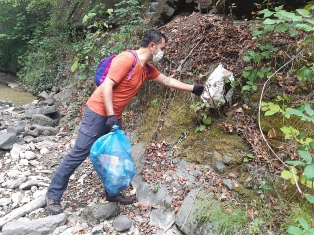 Ekolojik Yaşam Bisiklet Derneği üyeleri Kabaceviz Şelaleleri'nde temizlik yaptı