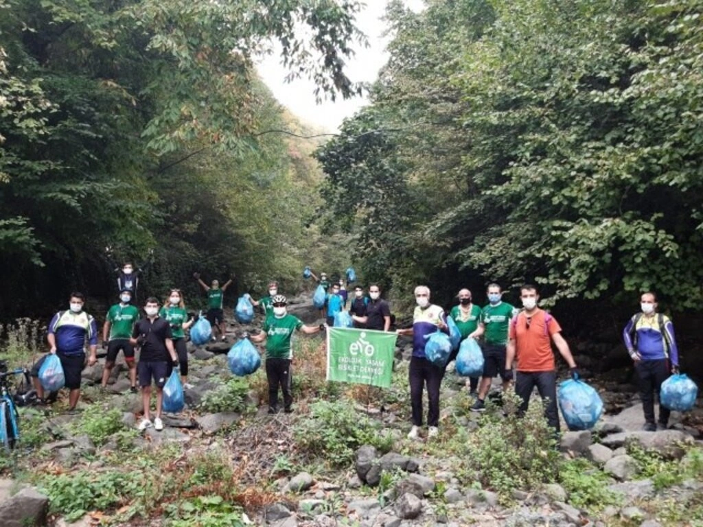 Ekolojik Yaşam Bisiklet Derneği üyeleri Kabaceviz Şelaleleri'nde temizlik yaptı