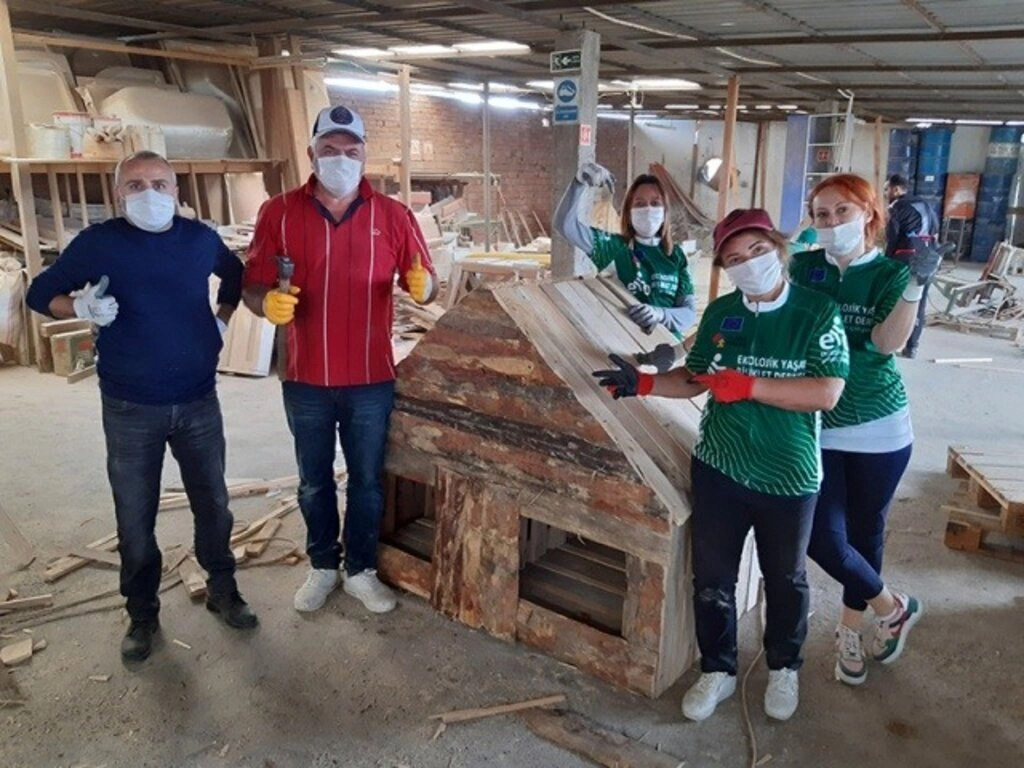 EKOBİD sokak hayvanlarına kulübe inşa ediyor